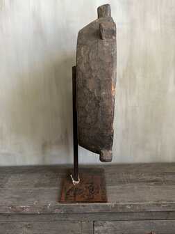 Oude houten schaal op standaard B
