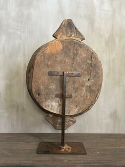 Oude houten schaal op standaard A