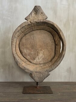 Oude houten schaal op standaard A