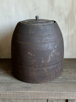 Oude houten pot met deksel Be-Uniq
