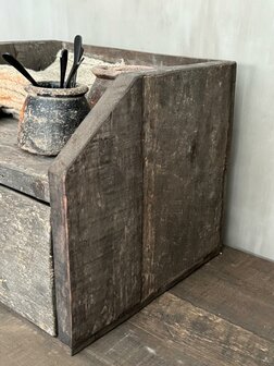 Old Farm box met lade Aura Peeperkorn 
