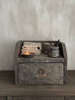 Old Farm box met lade Aura Peeperkorn 