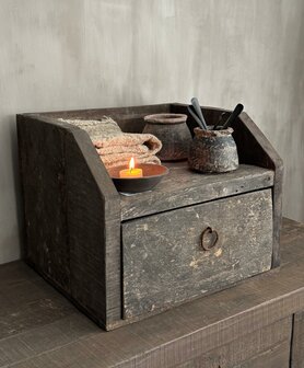 Old Farm box met lade Aura Peeperkorn 