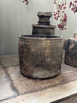 Nepalese pot L1