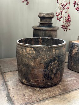 Nepalese pot L1