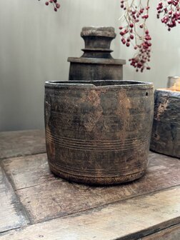 Nepalese pot L1