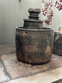 Nepalese pot L1