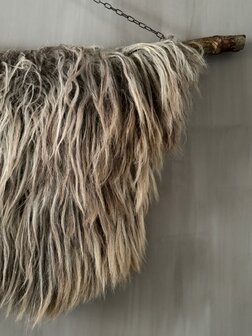 Schapenvacht aan stok|  Vacht wandhanger aan stok beige