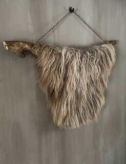 Schapenvacht aan stok|  Vacht wandhanger aan stok beige