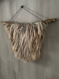 Schapenvacht aan stok|  Vacht wandhanger aan stok beige