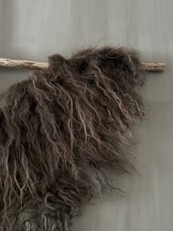 Wandkraag | Schapenvacht aan stok bruin