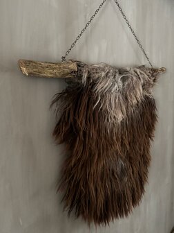 Schapenvacht aan stok|  Vacht wandhanger aan stok bruin