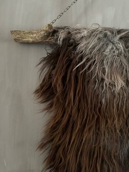 Schapenvacht aan stok|  Vacht wandhanger aan stok bruin