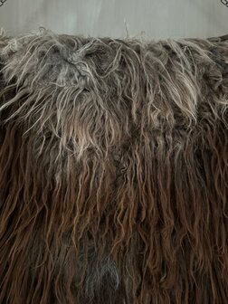 Schapenvacht aan stok|  Vacht wandhanger aan stok bruin