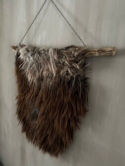 Schapenvacht aan stok|  Vacht wandhanger aan stok bruin