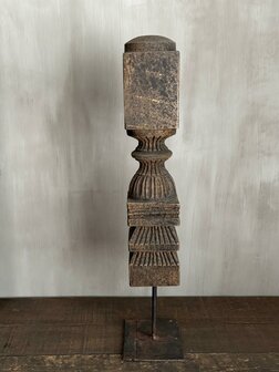 Ornament Ratna op standaard (linker)