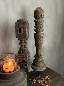 Ornament Ratna op standaard (linker)