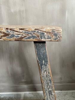 Oude houten kruk B1