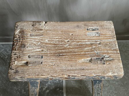 Oude houten kruk B1