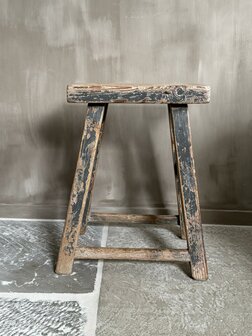 Oude houten kruk B1