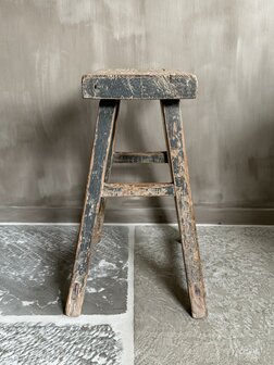 Oude houten kruk B1