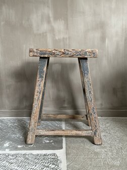 Oude houten kruk B1