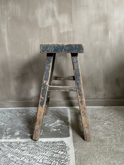 Oude houten kruk B1