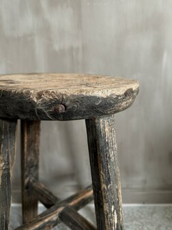 Oude houten kruk rond H
