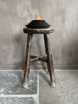 Oude houten kruk rond H