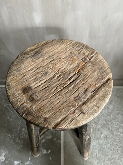 Oude houten kruk rond H