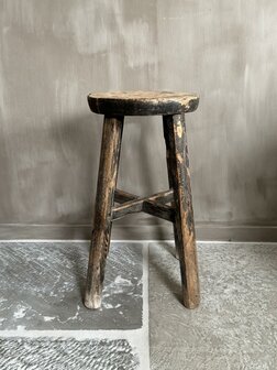 Oude houten kruk rond H