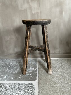 Oude houten kruk rond H