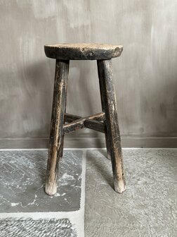 Oude houten kruk rond H