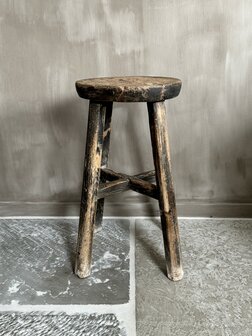 Oude houten kruk rond H