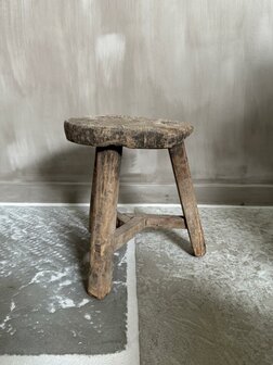 Oud houten krukje klein | vensterbank krukje 