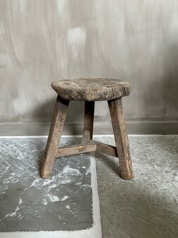 Oud houten krukje klein | vensterbank krukje 