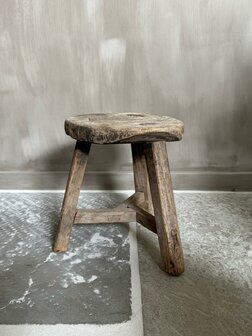 Oud houten krukje klein | vensterbank krukje 