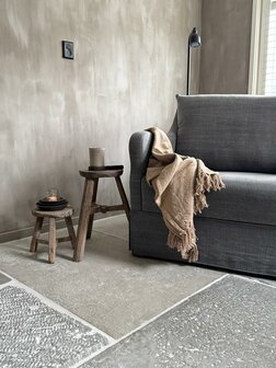 Oud houten krukje klein | vensterbank krukje 