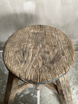 Oude houten kruk rond K