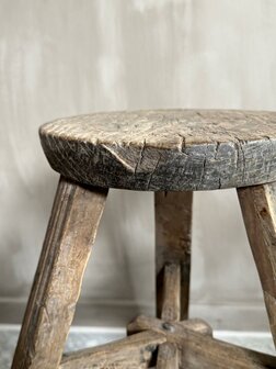 Oude houten kruk rond K