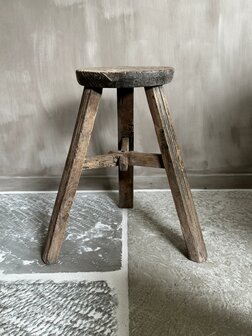 Oude houten kruk rond K