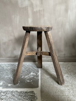 Oude houten kruk rond K