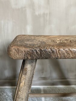 Oude houten kruk B2