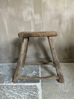 Oude houten kruk B2