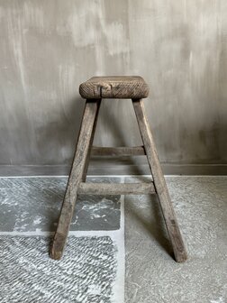 Oude houten kruk B2