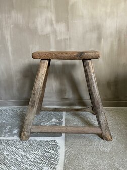 Oude houten kruk B2
