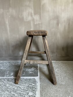 Oude houten kruk B2
