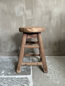 Oude houten kruk rond L