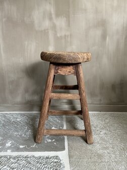 Oude houten kruk rond L