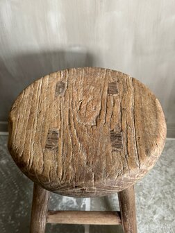 Oude houten kruk rond L